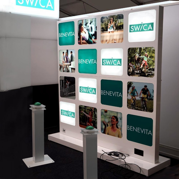 XL-Lichtwand mit zwei Buzzersäulen zum Stoppen von vier Bildlogos