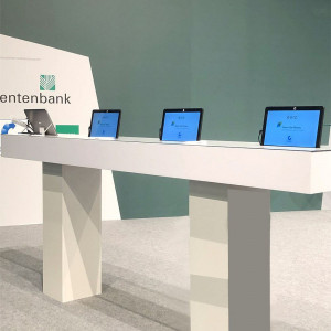 Quiz-Tablets eingebaut in eine Theke mit Moderator-Platz